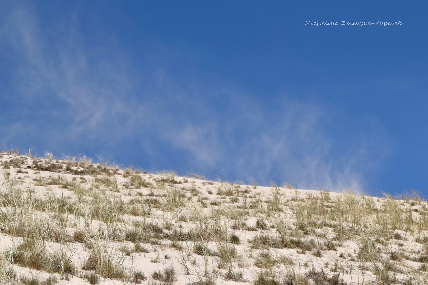 Wiatr unosi piasek nas wydmami SPN - zdjęcie Michaliny